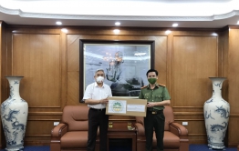 Hiệp hội VARISME trao tặng khẩu trang tới các chiến sỹ Công an và UBND phường trên địa bàn quận Long Biên